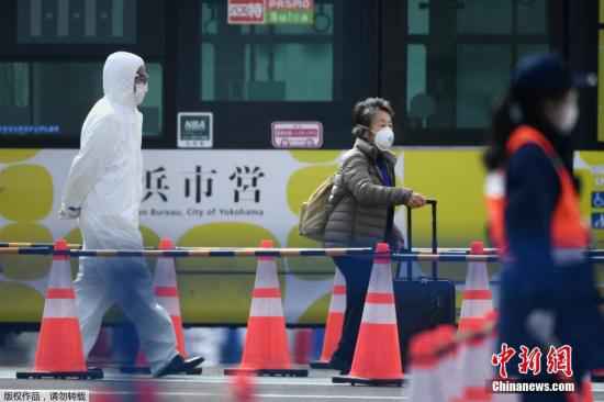 当地时间2月19日，“钻石公主”号邮轮滞留乘客正式开始下船。