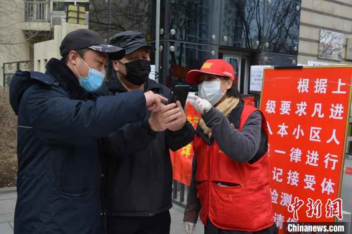 李悦帮助居民登记扫码信息 张桂芹 摄