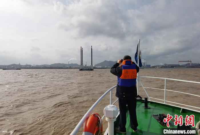 图为甬舟铁路金塘隧道海上钻探工程复工场景。镇海宣传部供图