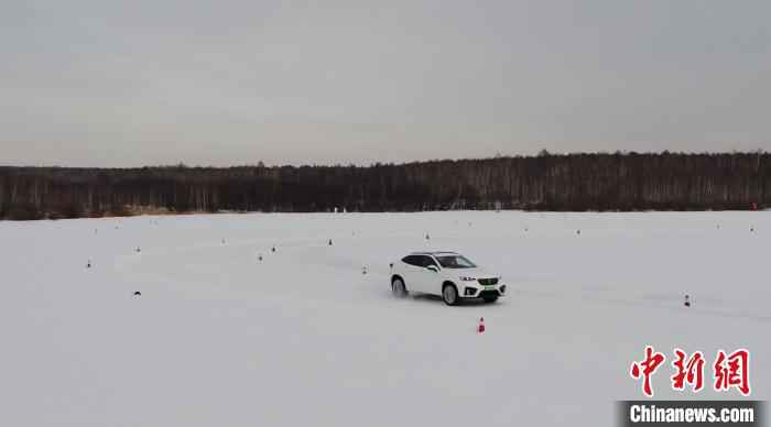 汽车企业在雪道试车。黑河电视台提供