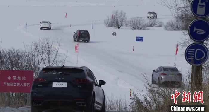 大批汽车企业返回黑河试车。黑河电视台提供