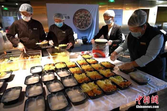 资料图：2月16日，福州醉得意餐饮的员工在门店忙碌，准备外卖团餐。随着福州企事业单位陆续复工，醉得意餐饮调整了门店的经营策略、人员班组等，把堂食“改成”外卖，向企事业单位提供外卖团餐，方便周边白领节后复工用餐。 /p中新社记者 王东明 摄