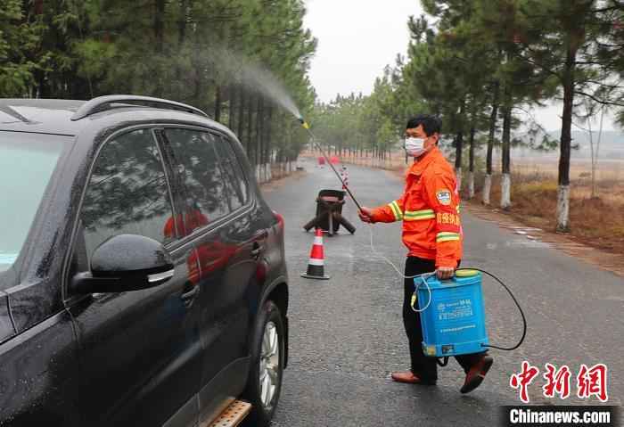 在江西省吉安市泰和县苑前镇，防疫人员正在对进村车辆进行消毒。(资料图) 邓和平 摄