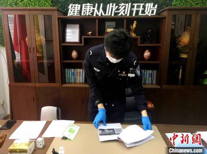 经过警方调查，潘某等人不仅无法提供100万枚现货口罩，还将所得的款项用于购买防护服等其他防疫物资用于囤积居奇或者挪作他用。上海警方供图