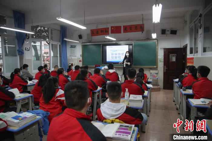 贵州初三高三的学生在16日迎来“开学第一课” 瞿宏伦 摄