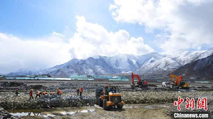 图为3月16日，多辆装载机正有条不紊地进行防冲槽抛石回填作业。　张伟 摄