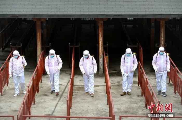 资料图：3月3日，复工后的河南洛阳老君山景区严格执行消杀防疫工作，并采取游客游览需进行实名登记，出入人员需测量体温等疫情防控措施。图为工作人员对索道等候区进行消毒。/p中新社记者 王中举 摄