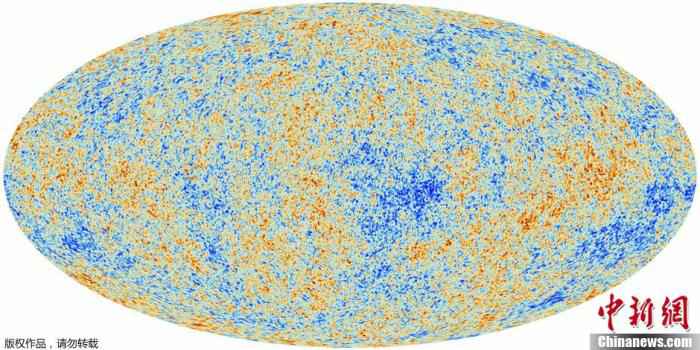 资料图：当地时间2013年3月21日，欧洲航天局公布了普朗克空间望远镜在15个月内拍摄的图像。这些图像可证明宇宙起源于大爆炸的理论，但图像也包含了与宇宙学标准模型的一些成分相抵触的细微差异，例如被认为激发了大爆炸的“暗能量”比以前所知的要少，这意味着目前的理论需要修正。