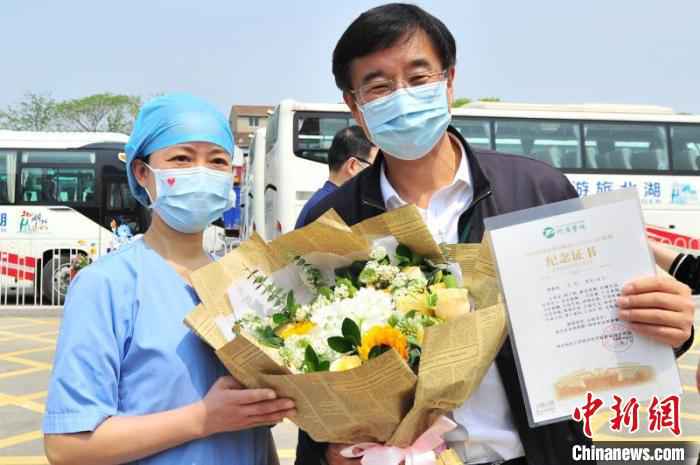 武汉同济医院医务人员给王辰院士送鲜花 王康荣 摄