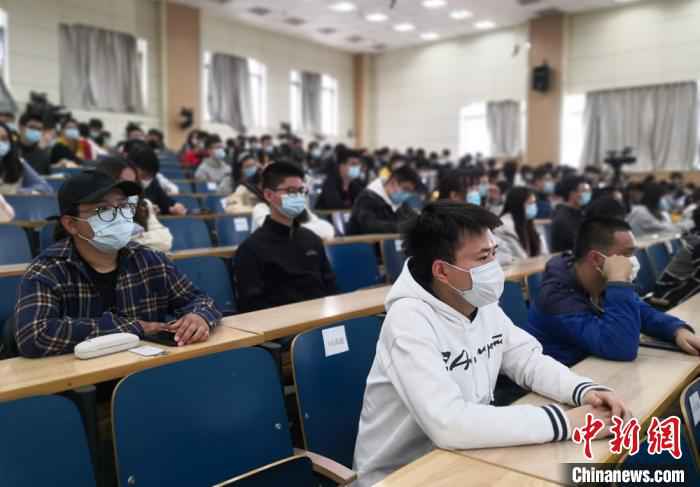 图为兰州大学学子聆听驰援武汉医护人员代表讲战“疫”故事。　刘玉桃 摄