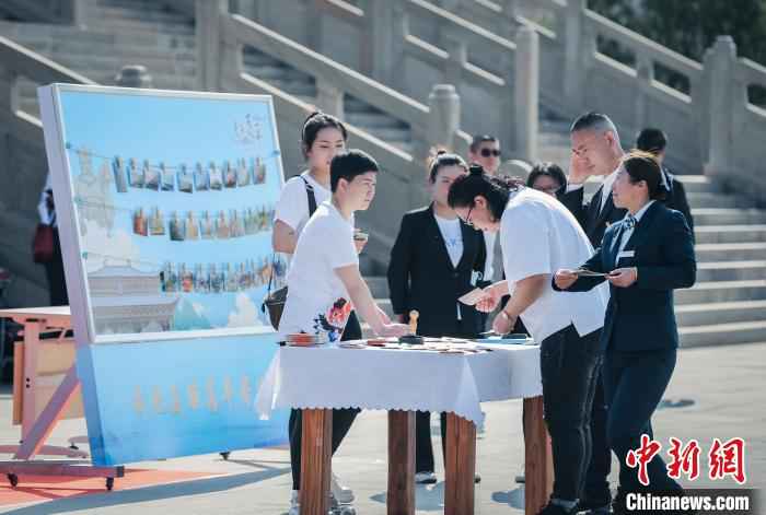 “我把美丽高平寄给您”主题明信片邮寄活动在“炎帝故里”山西高平炎帝陵正式上线。　李强 摄