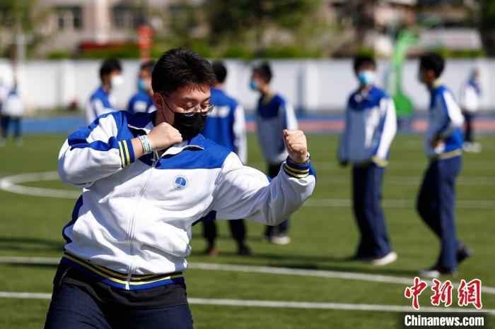 5月11日，北京市8.4万余名初三学生返校复课。图为北京丰台二中学生回到校园。　/p中新社记者 富田 摄