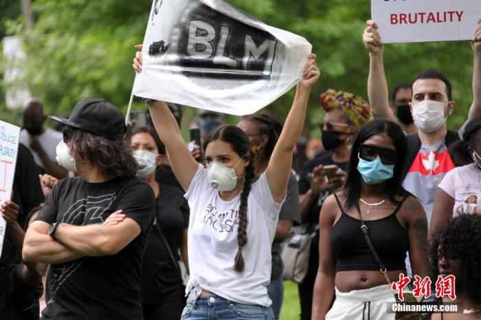 资料图：当地时间6月6日，非裔及其他族裔民众、原住民代表等在位于加拿大多伦多的安大略省省议会大楼前举行反种族主义游行集会。当天，加拿大多座城市举行反种族主义和歧视的示威游行或集会活动。多伦多已经连续两个周末出现游行示威，反对种族主义，呼吁维护公义。
/p中新社记者 余瑞冬 摄