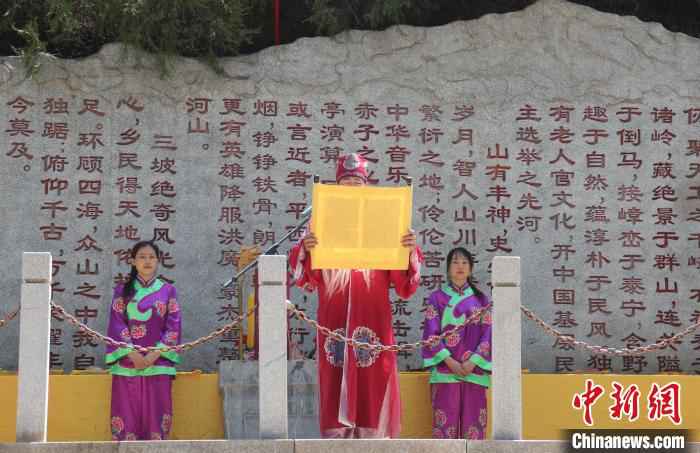 图为“老人倌”宣读开山祭文。　徐巧明 摄