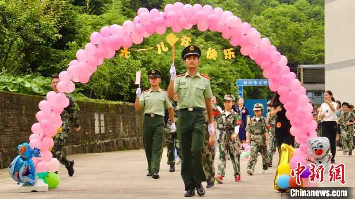 带小军娃入场。 武警供图