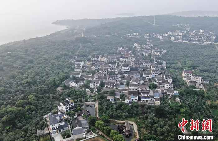 航拍西巷村，依山临湖，风景独特。　泱波 摄