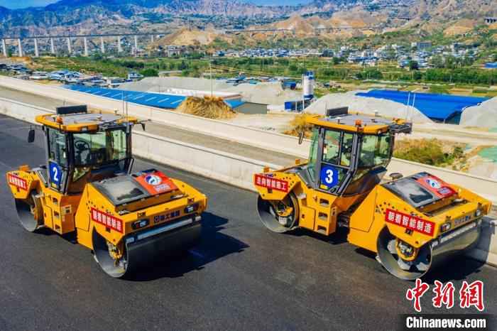 无人机群现身攀大高速公路建设现场。四川路桥提供