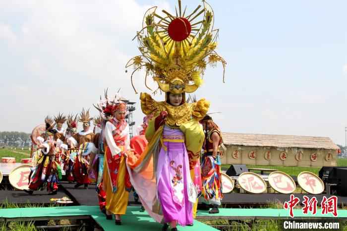 锡伯族“女神”。　赵桂华　摄