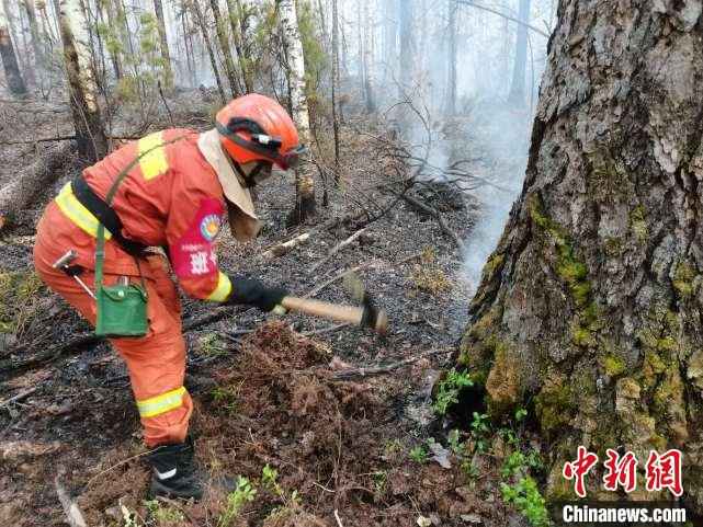 图为森林消防指战员进行灭火。　田超鹏 摄