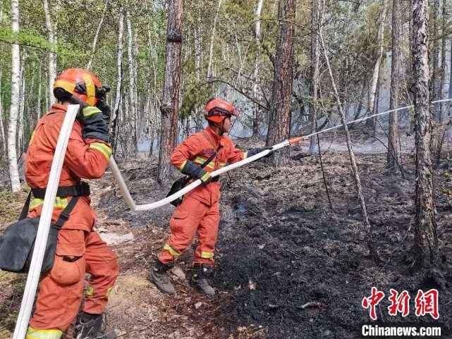 图为森林消防指战员进入清守阶段。　田超鹏 摄