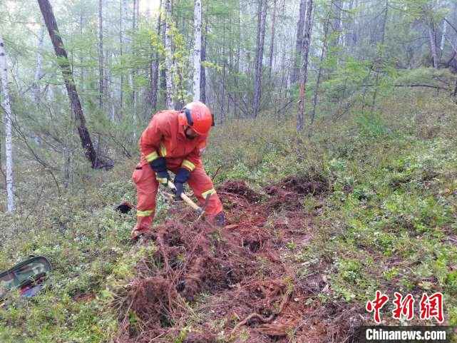 图为森林消防指战员进入清守阶段。　田超鹏 摄