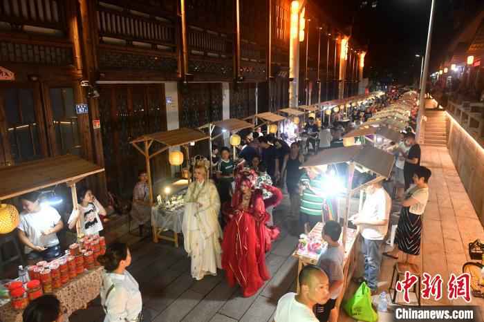 华灯初上，夜幕降临，一幅多彩的夜市生活“画卷”在福建省福州市鼓楼区善化坊藏天园文化夜市徐徐“点亮”。　吕明 摄