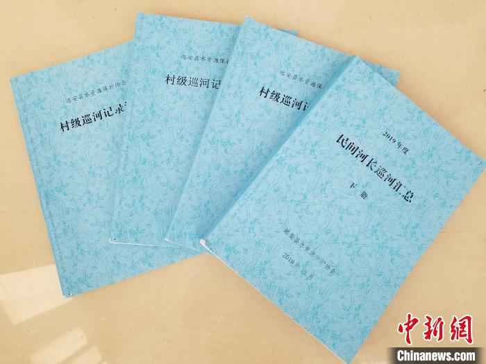 远安“民间河长”3年写2000页巡河日记 曾江勇 摄