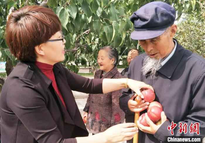 刘兴玲每月定期会到当地的敬老院做义工，帮老人们理发、打扫卫生，热心肠的她在公益路上已坚持了23年。(资料图)受访者供图