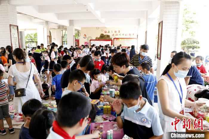 图为厦门湖里第二实验小学校园变身“卖场”。　李思源 摄