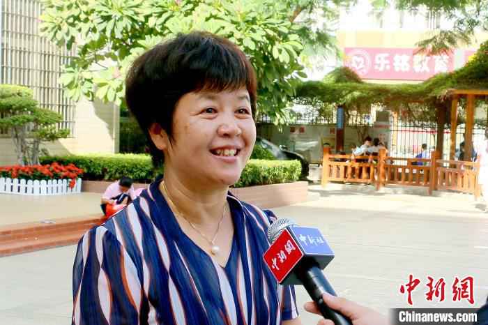 图为厦门湖里第二实验小学校长接受记者采访。　李思源 摄