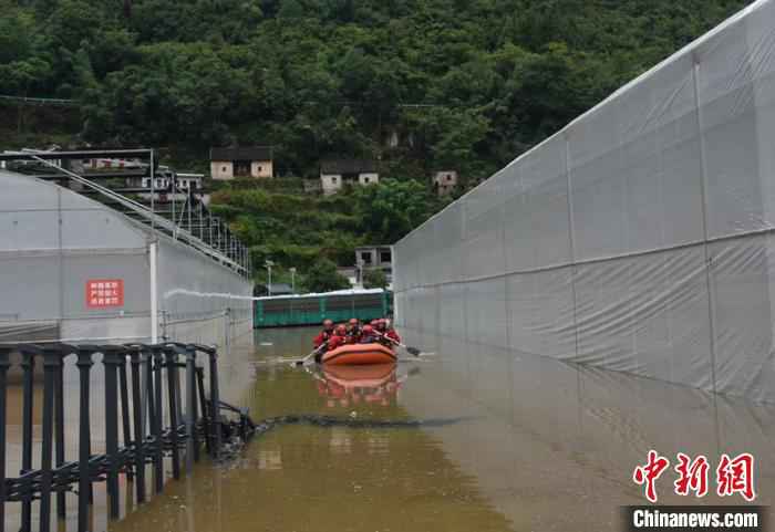 图为贵州黔西南白水河村遭受暴雨洪涝，消防员开展抢险救援。黔西南消防救援支队供图