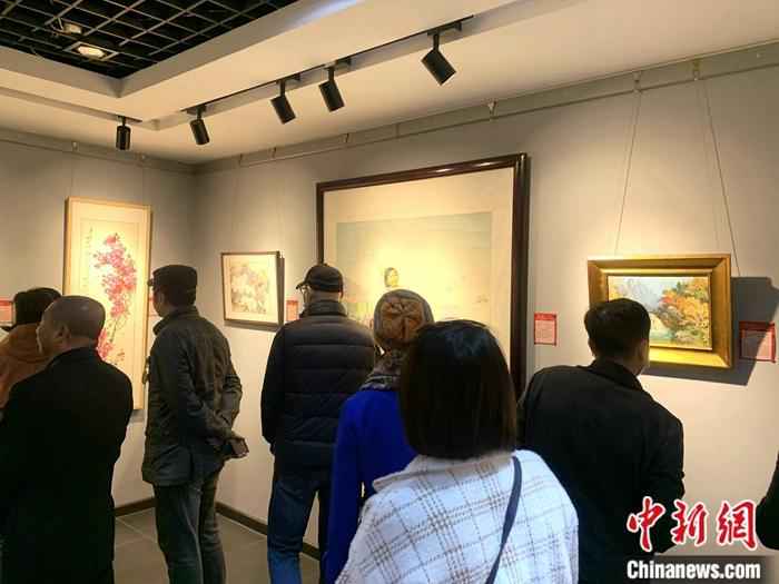 现场展出的作品内容丰富、题材广泛，吸引不少民众前来观看。王景巍 摄