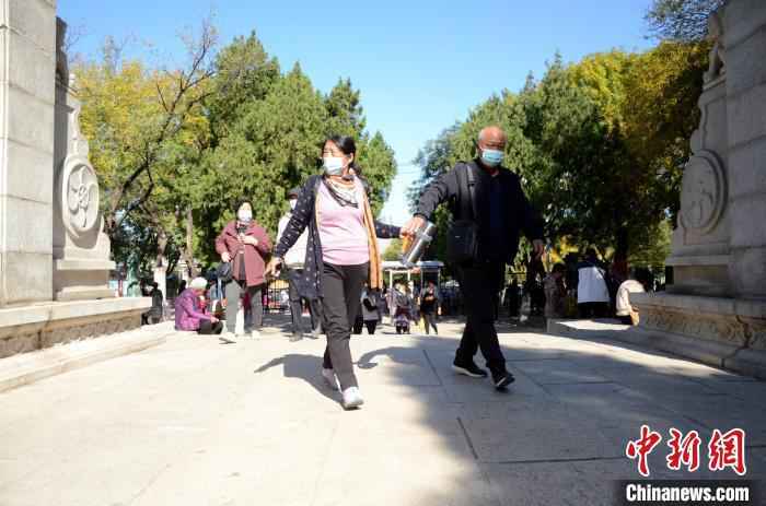 此次山会举行期间，游客进入风景区时，需出示健康码，配合工作人员做好体温检测，并佩戴口罩。　郝学娟 摄