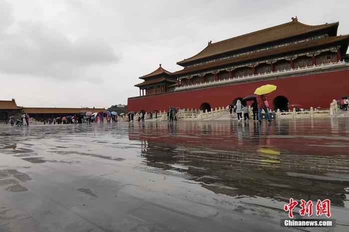 9月23日，北京出现降雨天气，游客冒雨游览故宫博物院。王珊珊 摄