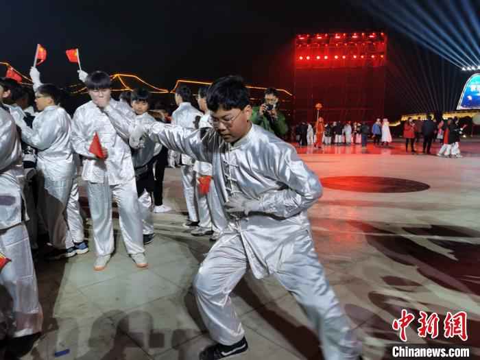 图为河南焦作陈家沟民众现场习演太极拳。　李明明 摄