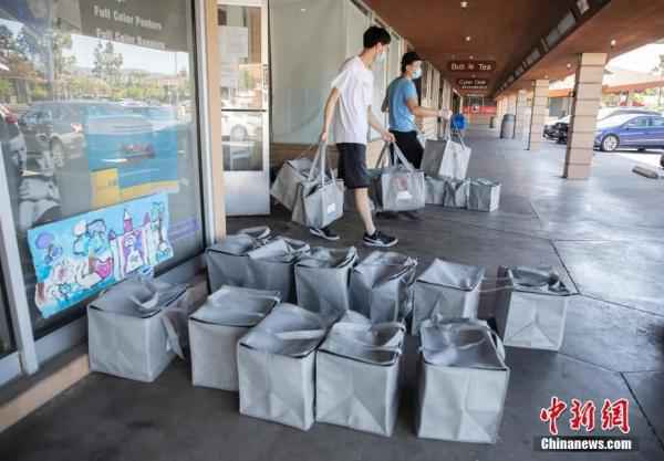 资料图：当地时间5月9日，美国硅谷腹地“盐语”厨房的送餐员将打包好的保温袋搬到各自的车上，再送往附近的客户手中。不同于普通餐馆，“盐语”是以“中央厨房”的模式在硅谷发展起来的。/p中新社记者 刘关关 摄
