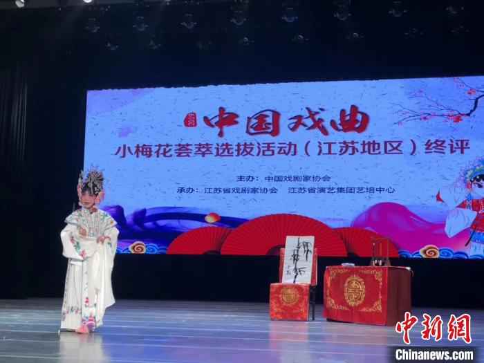 顾宸溪在舞台上表演。　李梦雅 摄