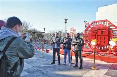  “我用筷子跟中国人一样！”三个老外的中国春节