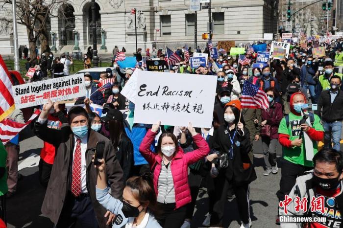 当地时间4月4日，纽约举行反仇恨亚裔大游行，上万民众手持标语在曼哈顿弗利广场集会后，游行穿过布鲁克林大桥至布鲁克林卡德曼广场。 /p中新社记者 廖攀 摄