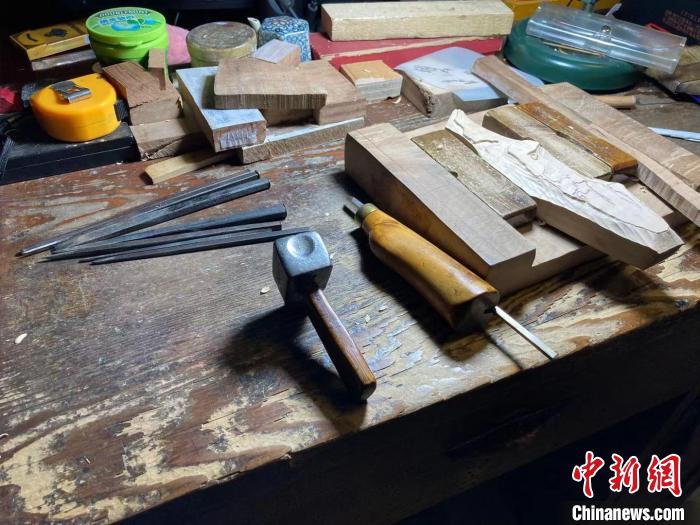 钟光瑚的雕刻工具：铁锤、刻刀、锉刀。　陈静 摄