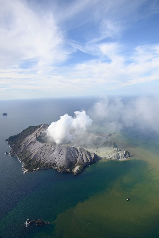 新西兰火山致命旅途：一场事先警告的喷发，与灰烬笼罩的47游客